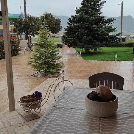 Aris, A Breath Away From Athens! 公寓